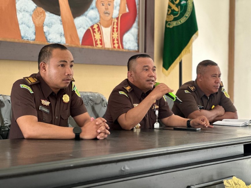 Plt. Kajari SBB dan Para Kasi Beri Pengarahan Khusus Kepada Lima Generasi Adhyaksa Yang Baru