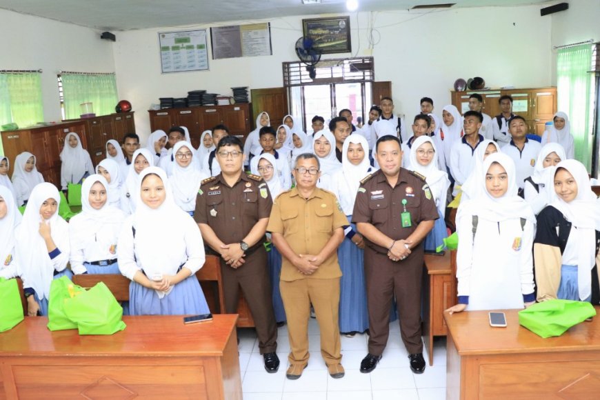 Jaksa Bentuk Agen Perubahan  Cegah Bullying dan Penyalahgunaan Medsos Di SMA Negeri 13 Ambon 