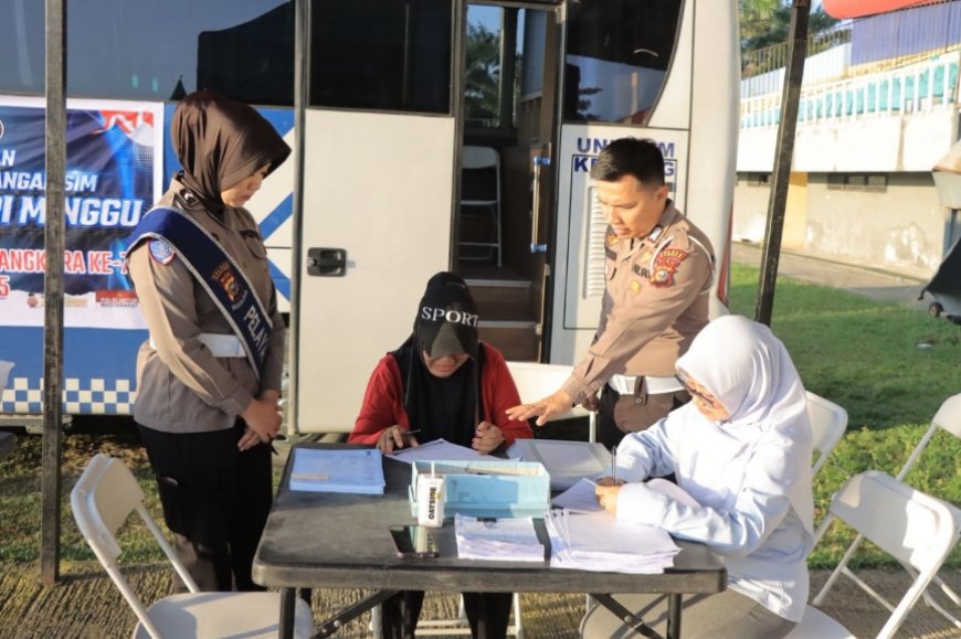 Ibu-ibu Kerumuni Tenda Pelayanan Kesehatan Gratis Polres Kampar Di Stadion Tuanku Tambusai Bangkinang Kota