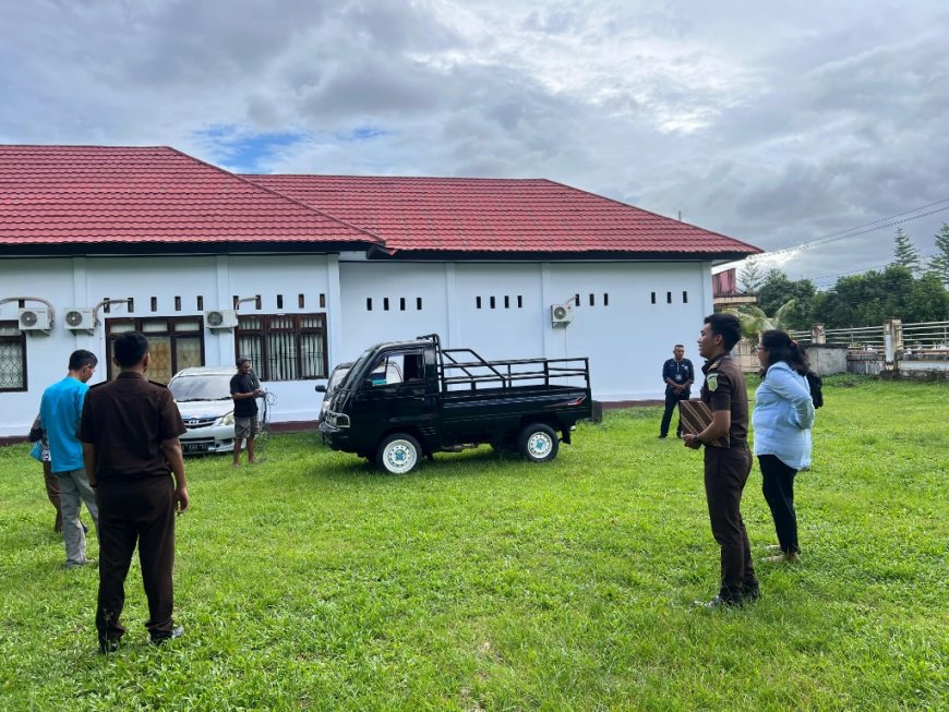 Kasi Datun Kejari SBB Serahkan Dua Mobil Dinas Yang Dikuasai Pensiunan Pegawai