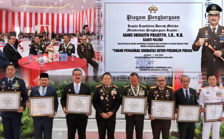 Kajati Maluku Agoes SP Raih Penghargaan Sebagai Tokoh Penggerak Sinergitas Sistem Peradilan Pidana Di Maluku