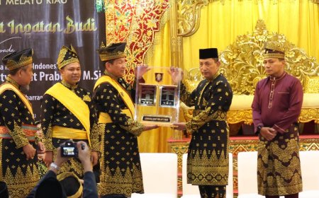 Kapolda dan Gubri Jadi Saksi Pemberian Anugerah Adat Ingatan Budi kepada Kapolri Jenderal Listyo Sigit Prabowo