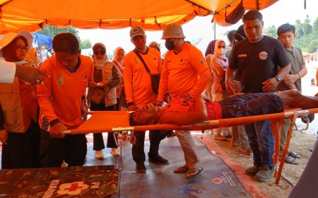 Dikomandoi Kalaksa, Tim BPBD Kuansing Siaga di Sungai Selama Pelaksanaan Pacu Jalur, Satu Peserta Diselamatkan