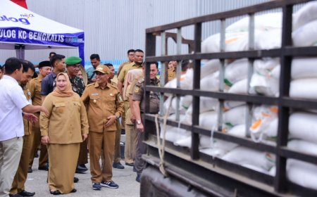 Kasmarni Lepas Penyaluran Bantuan Beras, Bengkalis Dapat Bantuan Beras 489.920 Ton Untuk 23.996 KPM