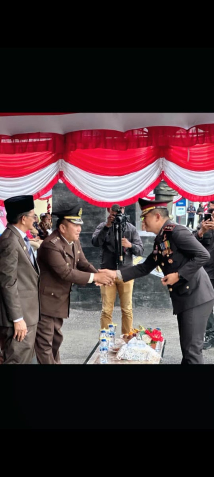 Plt. Kajari Seram Bagian Barat Hadiri Peringatan Hari Bhayangkara ke-79 Di Polres SBB