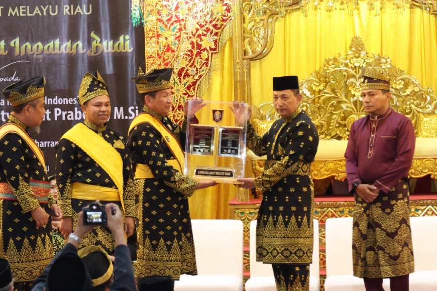 Kapolda dan Gubri Jadi Saksi Pemberian Anugerah Adat Ingatan Budi kepada Kapolri Jenderal Listyo Sigit Prabowo