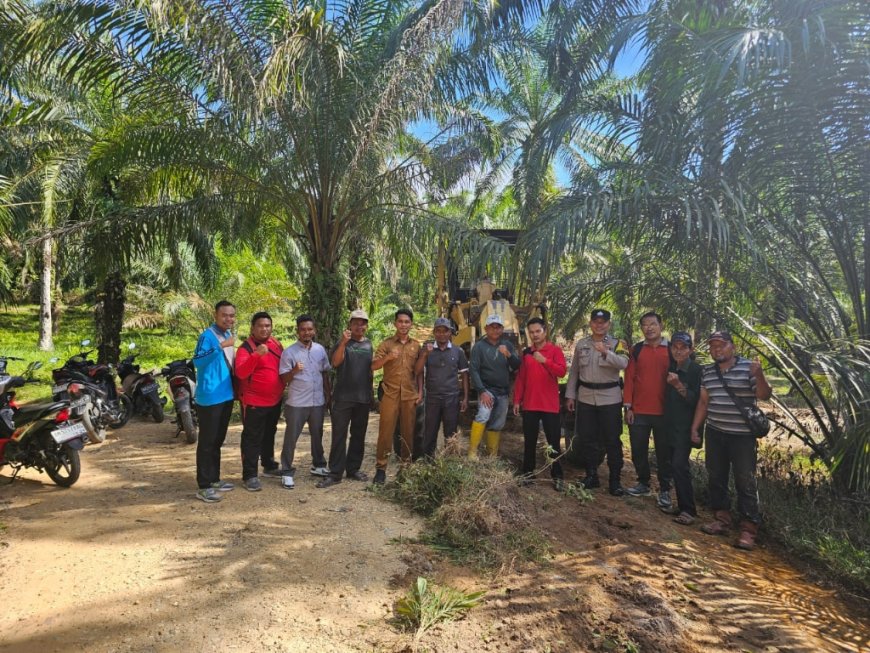 Pj. Penghulu Teluk Pulau Hilir Kerja Sama Dengan PT GMR Perbaiki Jalan Rusak