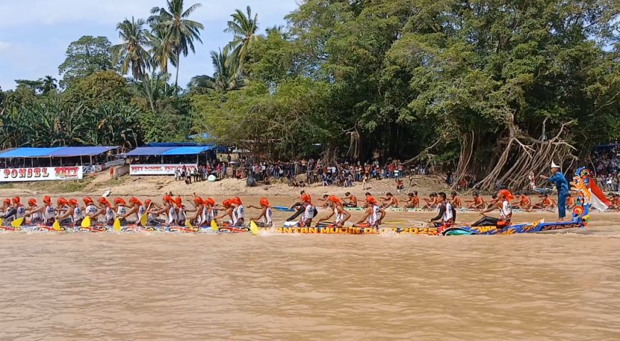 Jalur Lompatan Keramat Panjang Dari Pulau Baru Kopah Juara Pertama Lomba Pacu Jalur Rayon Empat Kuansing