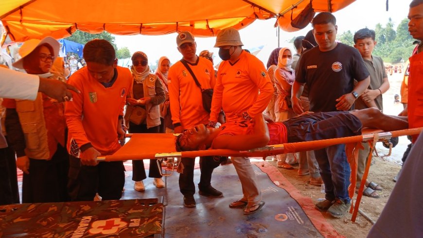 Dikomandoi Kalaksa, Tim BPBD Kuansing Siaga di Sungai Selama Pelaksanaan Pacu Jalur, Satu Peserta Diselamatkan