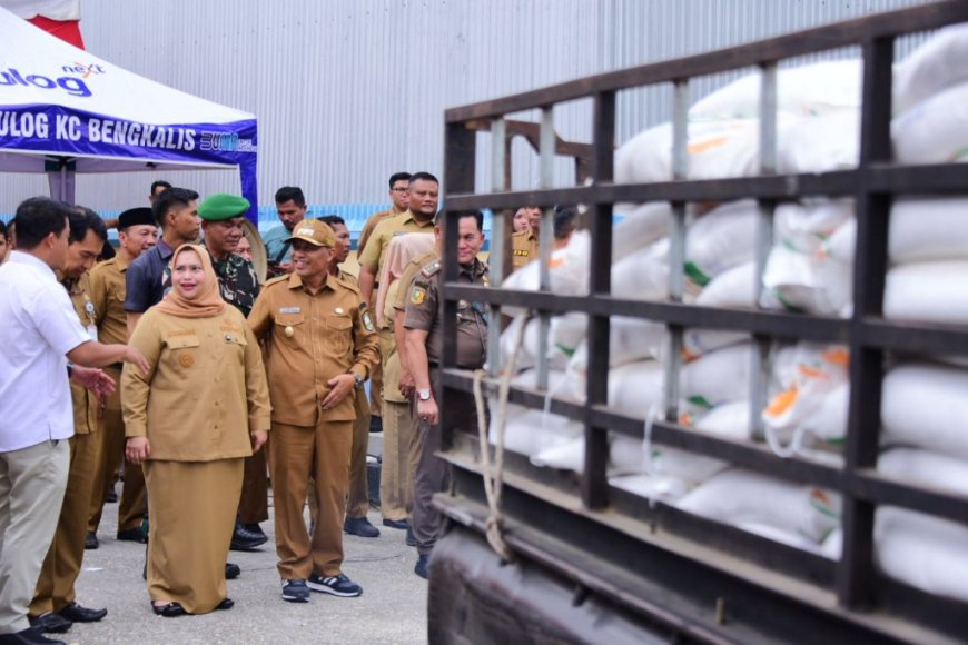 Kasmarni Lepas Penyaluran Bantuan Beras, Bengkalis Dapat Bantuan Beras 489.920 Ton Untuk 23.996 KPM