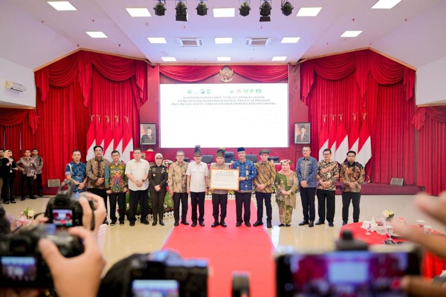 Kasmarni Deklarasi dan Teken Komitmen Bersama Pencegahan Penempatan Ilegal Pekerja Migran Di Polda Riau