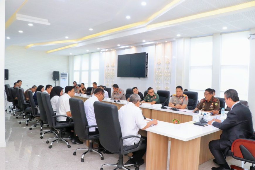 Kajati Maluku Rapat Bersama Pemkab Bahas Soal PETI Di Gunung Botak