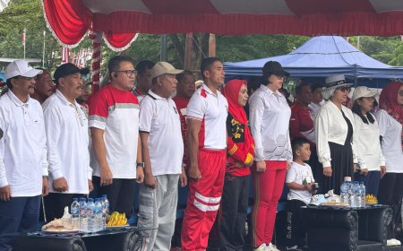 Sambut HUT ke-80 Kemerdekaan RI Kajari SBB Bersama Ketua IAD Senam Bersama