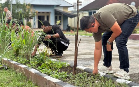 Peduli Lingkungan, Kajari SBB Kerja Bhakti Bersama Anggota