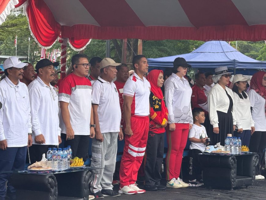 Sambut HUT ke-80 Kemerdekaan RI Kajari SBB Bersama Ketua IAD Senam Bersama