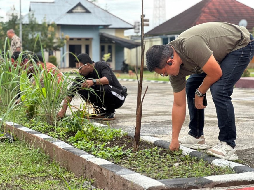 Peduli Lingkungan, Kajari SBB Kerja Bhakti Bersama Anggota