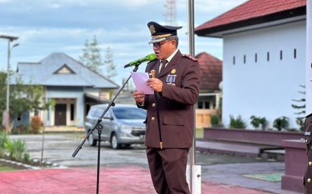 Perintah Jaksa Agung Berantas Korupsi Disampaikan Kajari SBB pada Upacara Hari Lahir Kejaksaan ke-80