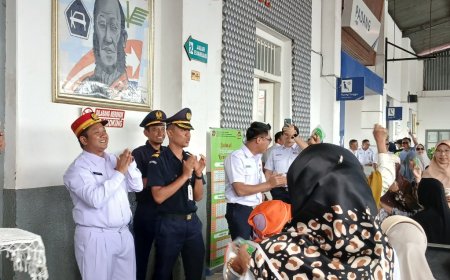 Lansia Salo Kampar Disambut Sapa Presiden KAI Divre II Sumbar