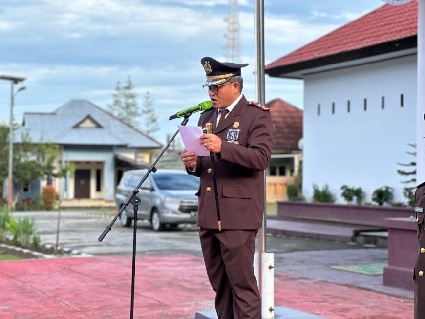 Perintah Jaksa Agung Berantas Korupsi Disampaikan Kajari SBB pada Upacara Hari Lahir Kejaksaan ke-80