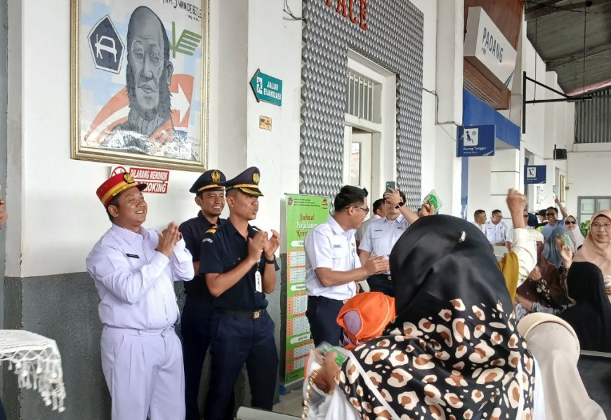 Lansia Salo Kampar Disambut Sapa Presiden KAI Divre II Sumbar