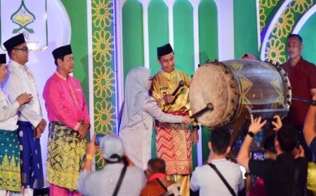 Ahmad Yuzar Pukul Beduk Buka MTQ Tingkag Kabupaten Kampar Di Kampar Utara