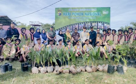 Wabup Rohil Tanam Pohon Bersama Kapolres Rohil Dalam Gerakan Menanam 200 Bibit Pada Peringatan Hari Pohon Nasional