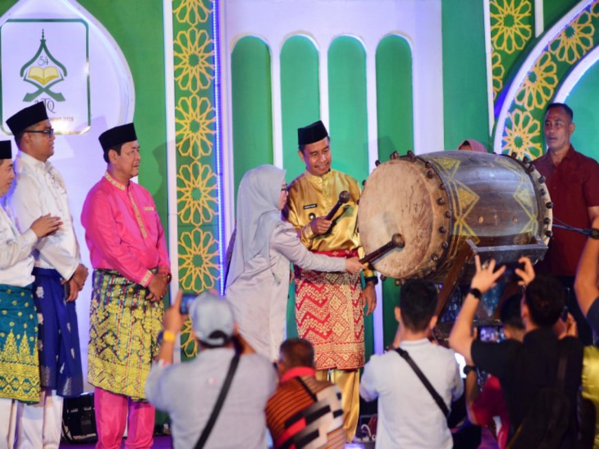 Ahmad Yuzar Pukul Beduk Buka MTQ Tingkag Kabupaten Kampar Di Kampar Utara