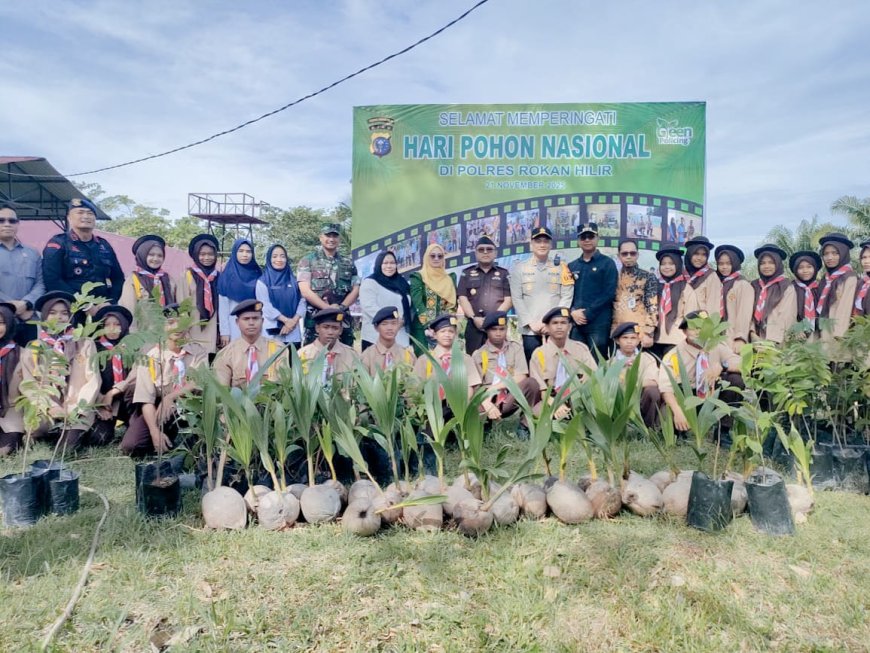 Wabup Rohil Tanam Pohon Bersama Kapolres Rohil Dalam Gerakan Menanam 200 Bibit Pada Peringatan Hari Pohon Nasional