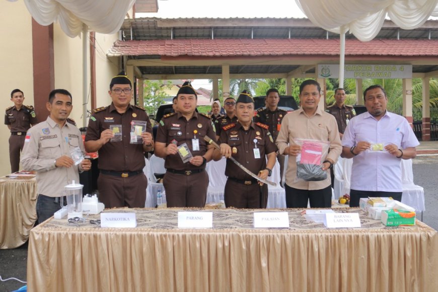 Kejari Abdya Musnahkan Puluhan Barang Bukti Perkara Yang Telah Inkracht