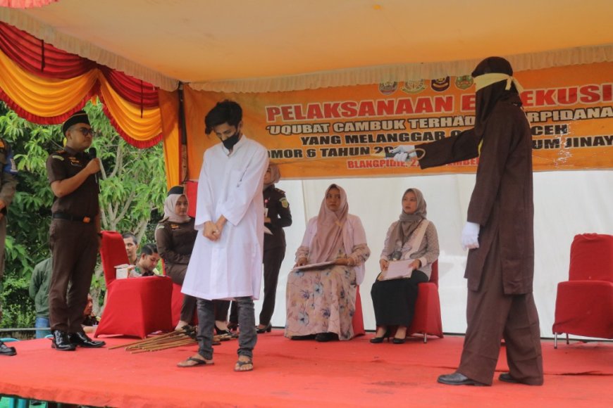 Kejari Abdya Laksanakan Eksekusi Hukum Cambuk Terhadap 13 Terpidana Pelanggaran Qanun Aceh 