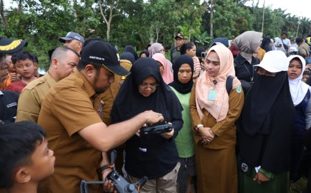 Bupati Siak Afni Tinjau Banjir Di Koto Gasib