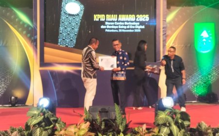 Bupati Kasmarni Terima Penghargaan KPID Riau Award 2025 Kategori Tokoh Peduli Penyiaran