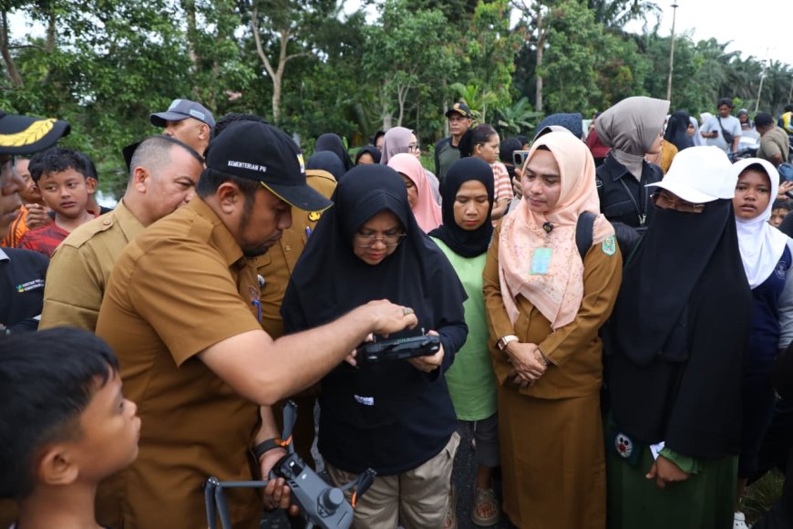 Bupati Siak Afni Tinjau Banjir Di Koto Gasib