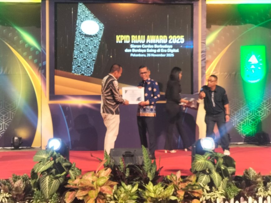 Bupati Kasmarni Terima Penghargaan KPID Riau Award 2025 Kategori Tokoh Peduli Penyiaran