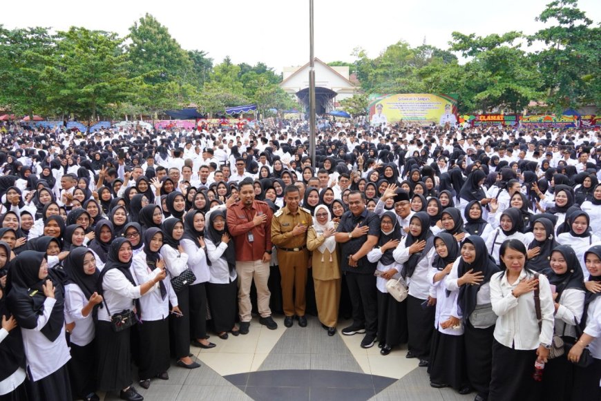 Bupati Kampar Ahmad Yuzar Serahkan Ribuan SK PPPK Tahap II dan Paruh Waktu 