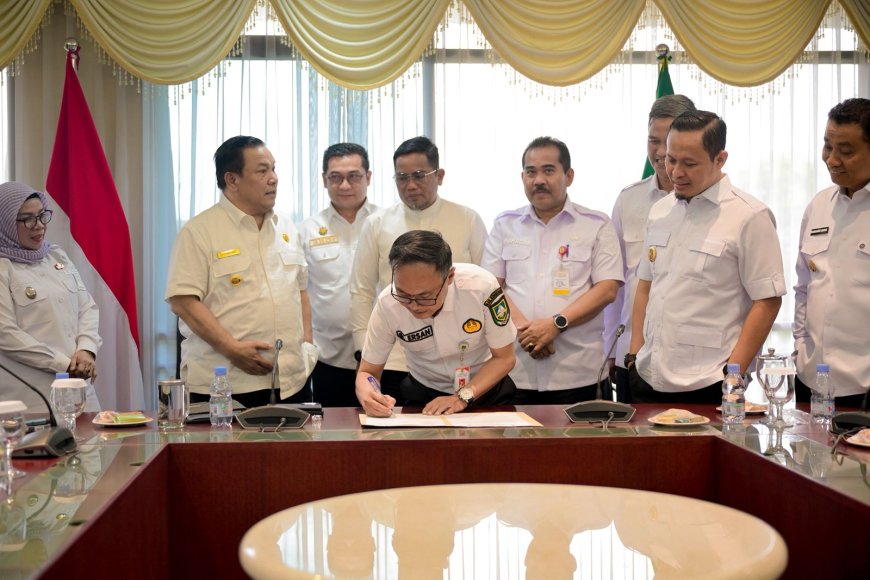 Sekda Bengkalis Tandatangani Komitmen Pasokan 140 Ton Sampah Untuk Pengolahan Energi