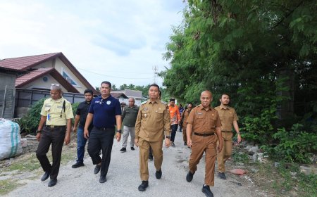Wawako Tinjau Langsung Kerusakan Jalan Nurul Amal Pekanbaru