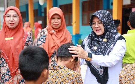 Bupati Siak Salur Bantuan Seragam Sekolah Gratis Dari Baznas