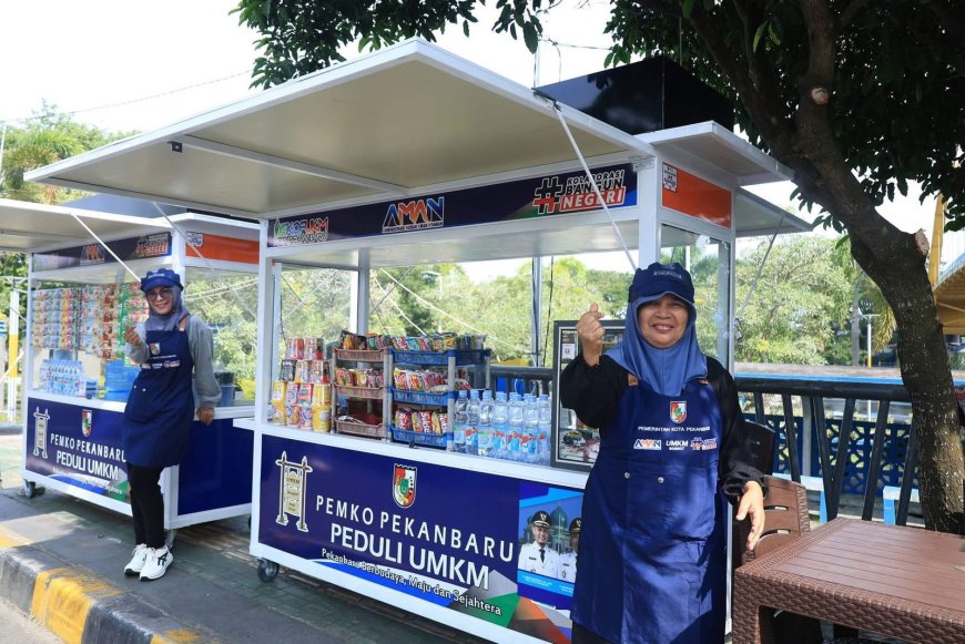 Wali Kota Pekanbaru Serahkan Belasan Gerobak Bantuan Pelaku UMKM