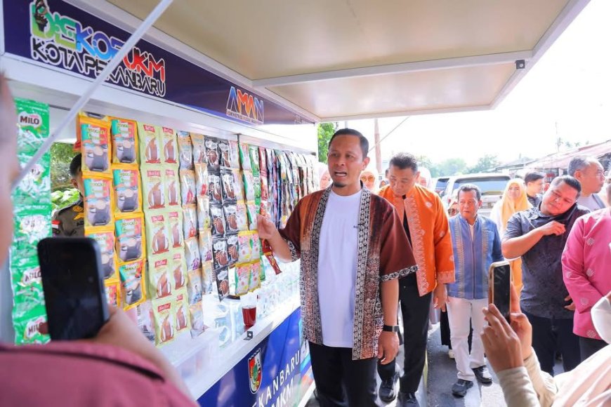 Wali Kota Pekanbaru Serahkan Belasan Gerobak Bantuan Pelaku UMKM