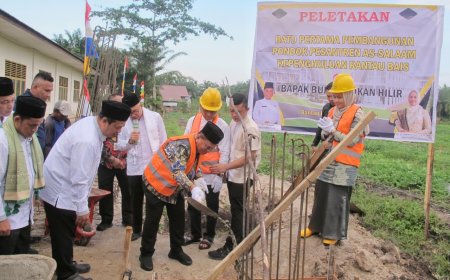 Perkuat Pendidikan Agama, Bupati Rohil Bistamam Letakkan Batu Pertama Ponpes As Salaam di Rantau Bais