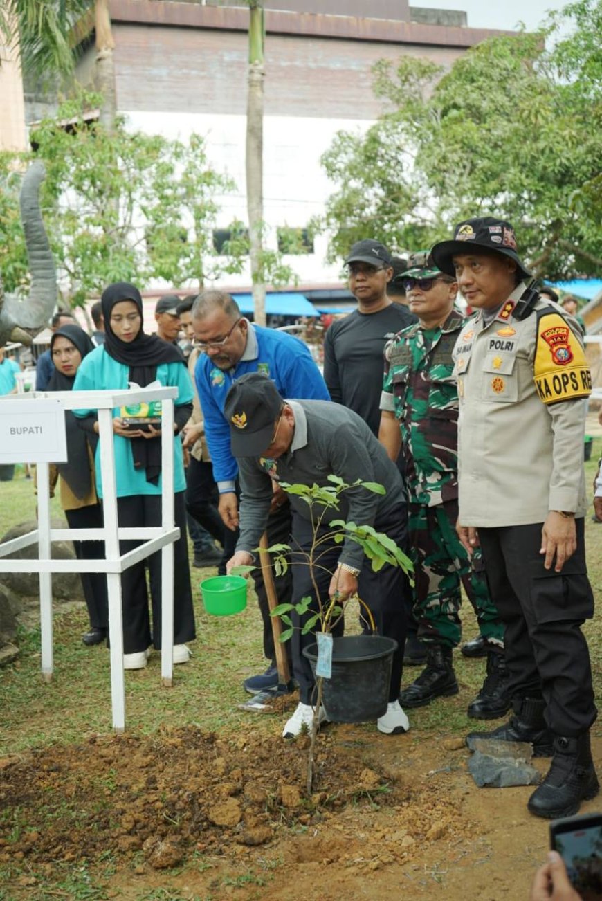 Tindaklanjuti Instruksi Presiden, Bupati Bistaman Pimpin Gotong Royong Massal Gerakan Indonesia Asri di Rokan Hilir