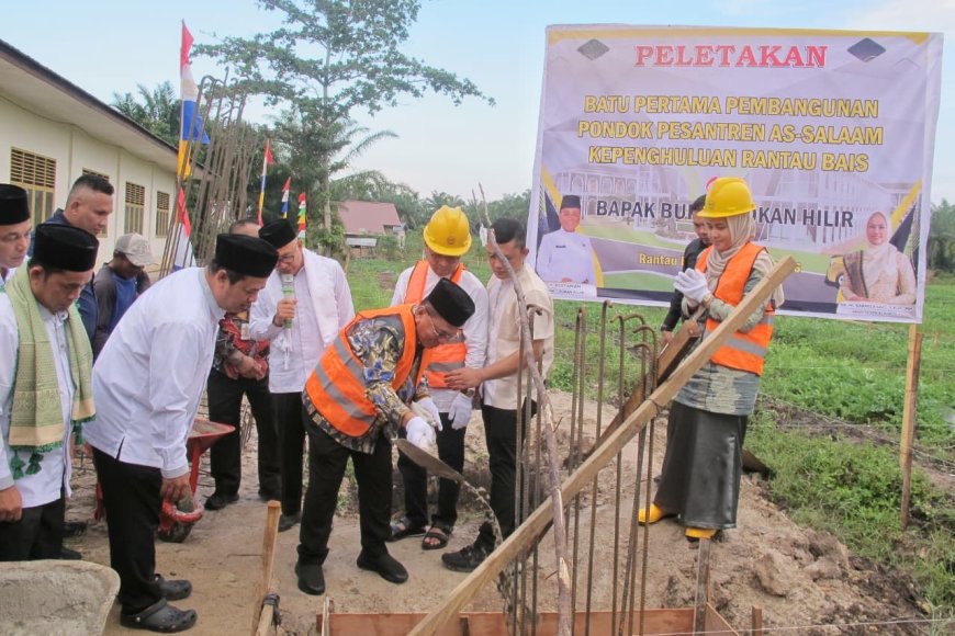 Perkuat Pendidikan Agama, Bupati Rohil Bistamam Letakkan Batu Pertama Ponpes As Salaam di Rantau Bais