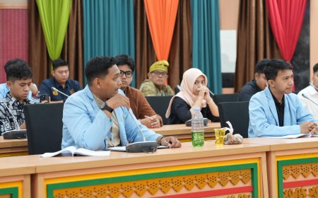 BEM UNRI Bawa Minyak dan Brondolan Sawit ke DPRD Riau, Simbol Protes Keresahan