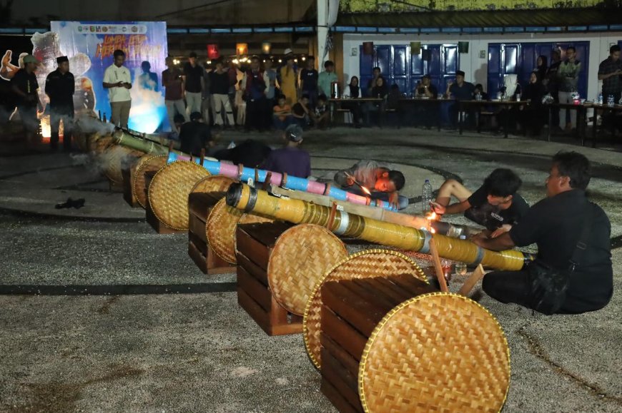 Dentuman Meriam Buluh Meriahkan Malam Ramadan di Kota Siak