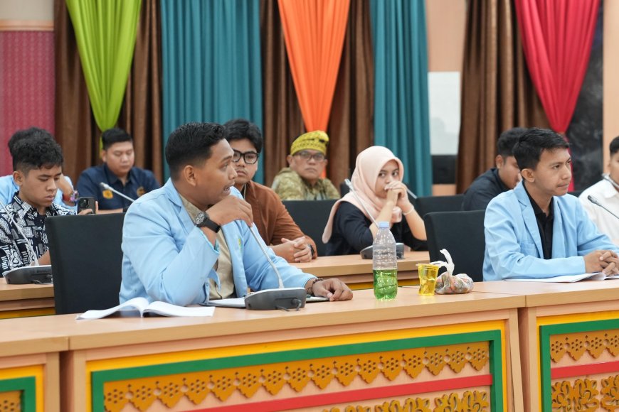 BEM UNRI Bawa Minyak dan Brondolan Sawit ke DPRD Riau, Simbol Protes Keresahan