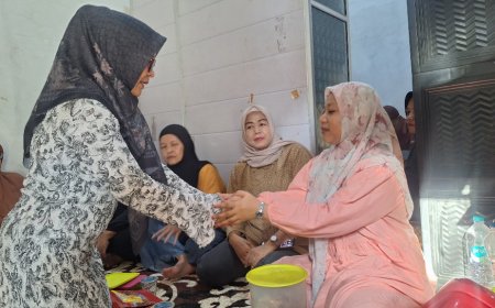 Ketua Majelis Taklim Babul Husna Kunjungi Keluarga Anggota yang Sakit