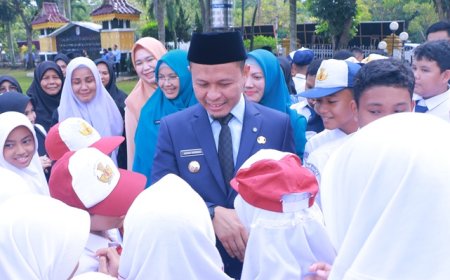 Siswa Kurang Mampu Dapat Seragam Sekolah Gratis Dari Pemko Pekanbaru