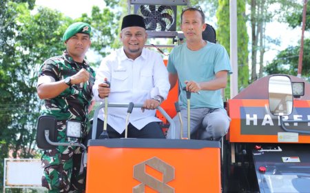 Wabup Syamsurizal Serahkan Dua Unit Mesin Panen Padi Dorong Produktivitas Petani Siak