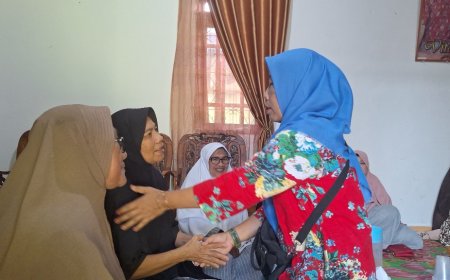 Pengurus Majelis Taklim Babul Husna Sambangi Keluarga yang Sakit